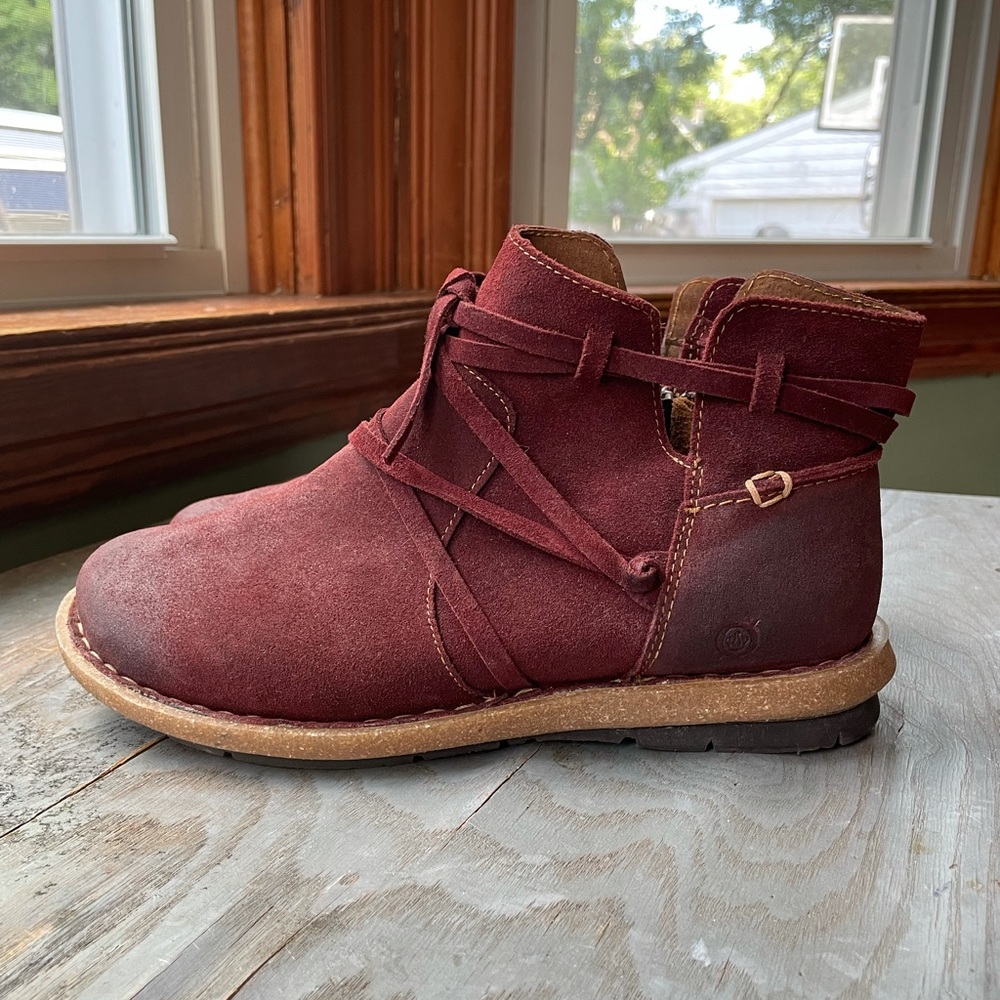 Born maroon boots | size 9